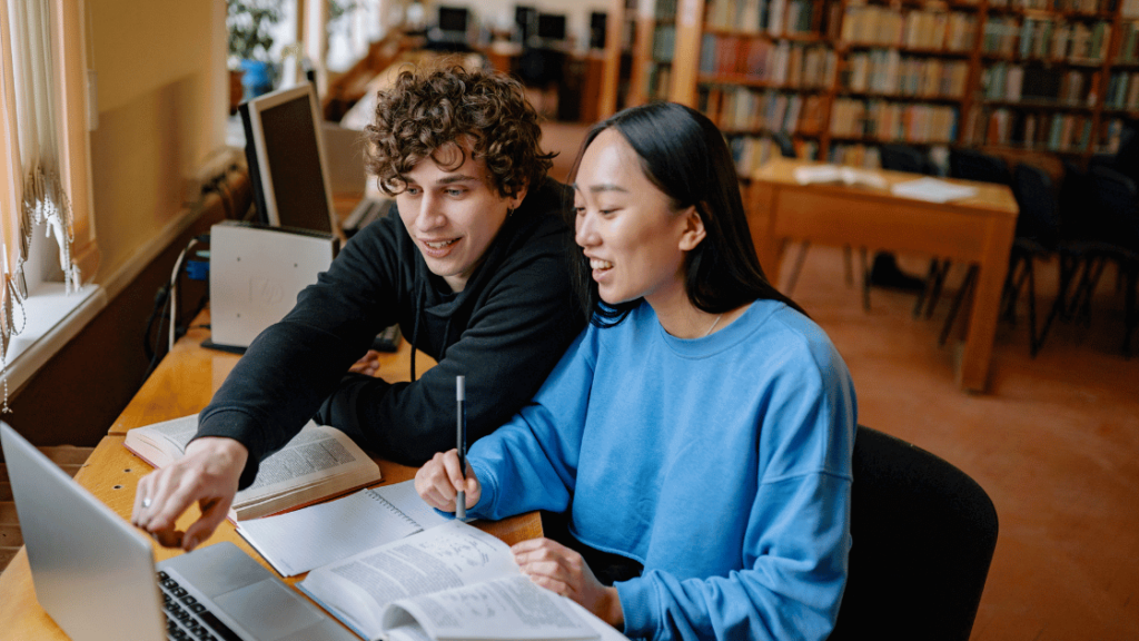 Učiaci sa študenti (zdroj obrázku: canva.com)